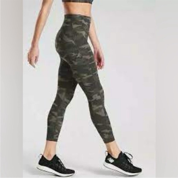 ATHLETA Ultimate Camo 7/8 Tight Leggings Olive Stash Pockets Active Size Small - Picture 7 of 16